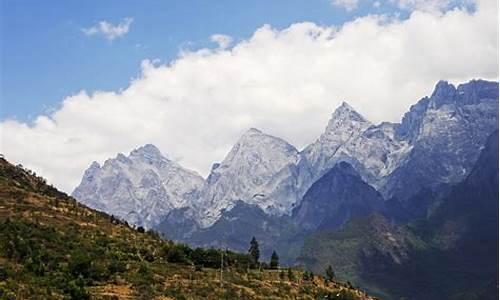 香格里拉旅游攻略景点必去_香格里拉旅游攻略景点大全和藏獒照相